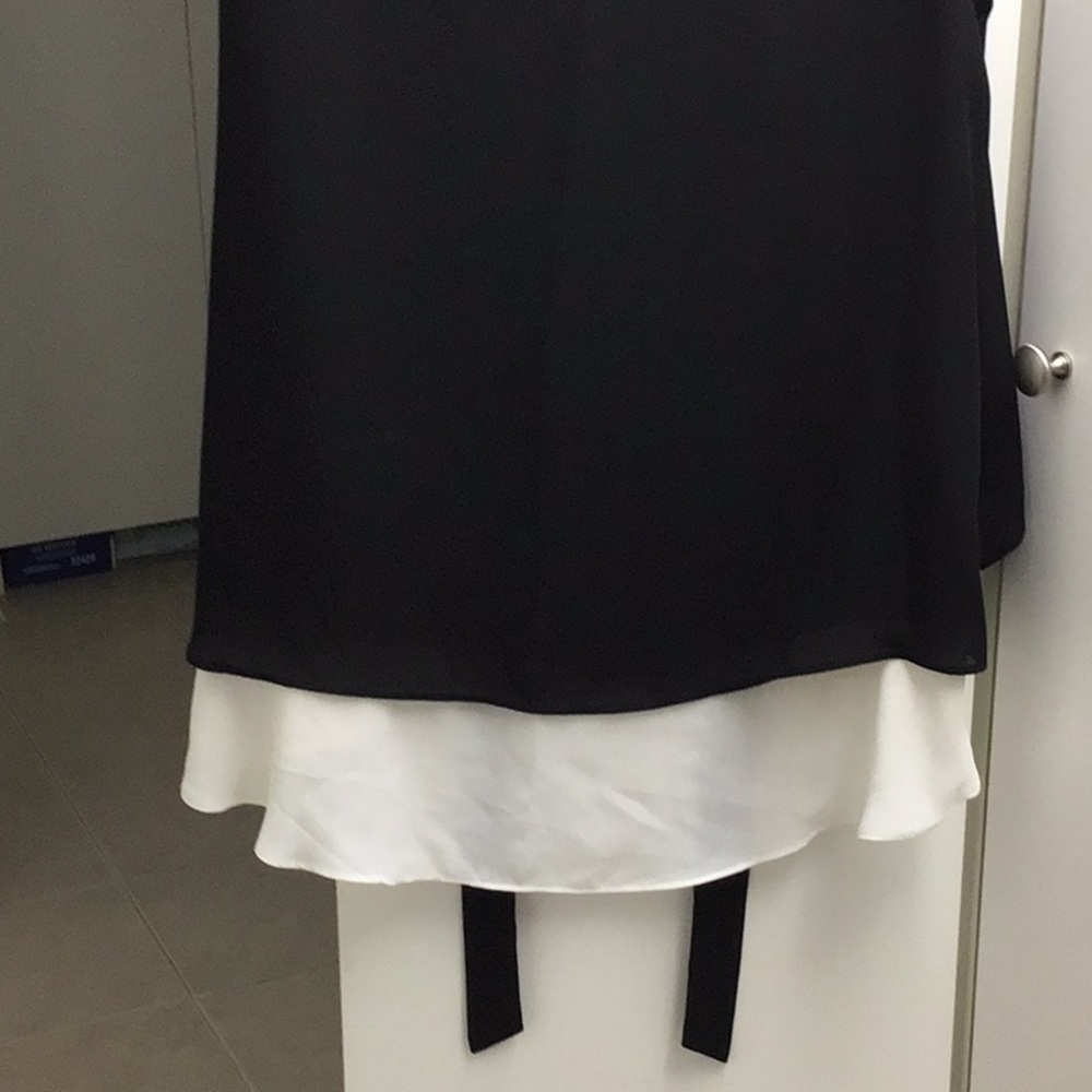 ONE PIECE TANK TOP THAT LOOKS LIKE TWO PIECES.  BLACK AND WHITE - Picture 6 of 10
